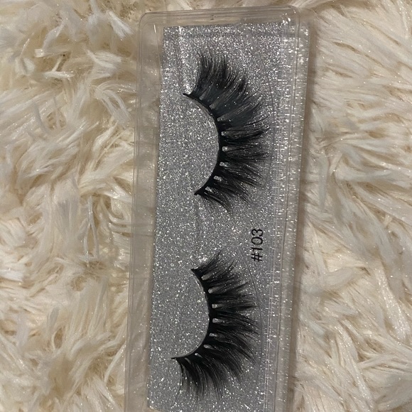 False lashes - Picture 4 of 9